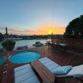 Pet Friendly - Plunge Pool Canal Sunset View - Private Jetty: Bongaree şehrinde bir otel