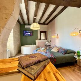 Love nest and ancient stones - Jacuzzi, air conditioning, Wi-Fi, Hotel in Crouzilles