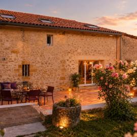 Grande maison en pierre avec terrasse fleurie, hotel di Lestiac-sur-Garonne