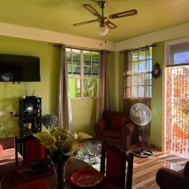 2BR Guest Home - Dominica, hotel a Pointe Michel