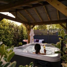 Scenery Hill Hideaways The Coach House Charming Retreat with Jacuzzi and BBQ Hut Near the Lake District, hotelli kohteessa Workington