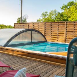 Forest Cabin with Heated Pool, Jacuzzi & Billiards by Destination Green Croatia, hótel í Krizanec