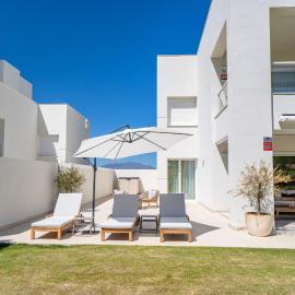 Luxury Frontline Golf Apartment in Prestigious San Roque Club, hotel in San Roque