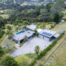 Rest Lush Bush Pool Spa BBQ Private, hotel in Auckland