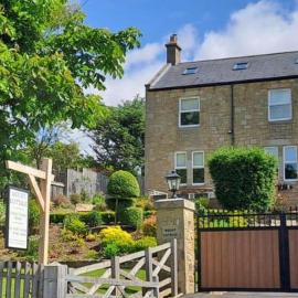 House Sleeps 10 with Parking and Garden