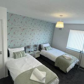 Contractors , holiday house, free parking , sleeps 5, hotel in Knowsley
