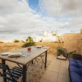 3BR Townhouse with Private Rooftop in Bormla – hotel w mieście Taʼ Penza