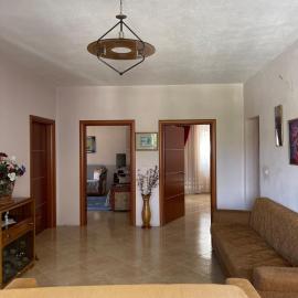 Cozy Family Home with Parking, 100m to Lake