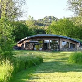 Ecolodges Bulles d'herbe - Spa privatif, hotel in Queyrières