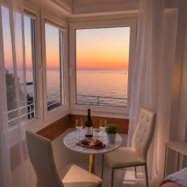 Vertigini Suites, Il Rifugio dell Amore per SOLE COPPIE , A 50m dalla Stazione e dalla Via dell Amore con Vista Mare e Intimità Appagante, hotel di Riomaggiore