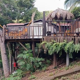 Cabanes rêve d'enfant, hotel a Les Anses-d'Arlets