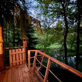 Dům ve stromech nad řekou, hotel a Moravecké Pavlovice