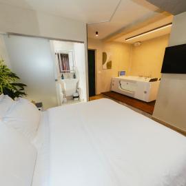 Luxury Suite by The Bubbles Jacuzzi Rooms