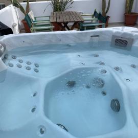 2-Bed Blue & White Apartment with Jacuzzi, BBQ, Garden, near Beach, hotel a Plataniás