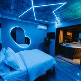 Deluxe Suite at The Bubbles Jacuzzi Rooms