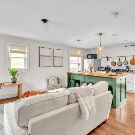 Little City Brick Apt A - Downtown Vergennes, hotel en Vergennes
