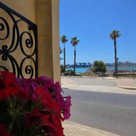 Arzella Beachfront Guesthouse, hotell i Birżebbuġa