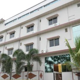 Sri Laxmi Grand Convention: Tuni şehrinde bir otel