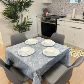 Modern & Cozy 2BR Suite Near Shops & Dining in clayton height، فندق في سوري