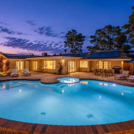 Vegas Mansion: Pool, Spa, Sauna, Theatre, By STRIP