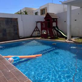 Casa completa, 4 dormitorios, 7 camas dobles, 4 sofá cama, 3 baños 1 en planta baja, cocina equipada, consola Arcade, asador, juguetes para niños, plancha, secadora, cafetera, etc, fraccionamiento privado, zona de vías rápidas y toallas, хотел в Тореон