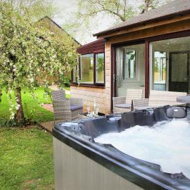 Wood Lodge - Aircon, Hot-tub & Pet proof garden, hotel a Littleham