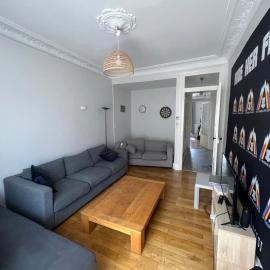 Chambre dans un appartement à 2 minutes à pied de la gare et GEM, hotel in Grenoble