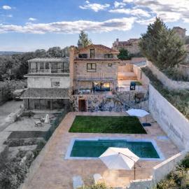 Villa de lujo de piedra, Cine para niños, Vistas, Piscina, hotel in Miraflores de la Sierra