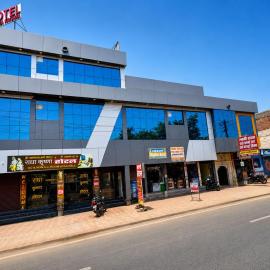 Viesnīca Radha Krishna Hotel pilsētā Karauli