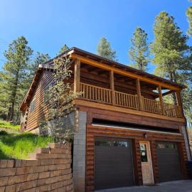 Cozy Forest Cabin with Hot Tub in Central Flagstaff, מלון בפלאגסטאף
