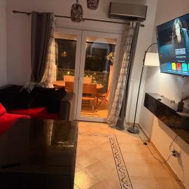 Quiet and chic apartment with a balcony and private terrace – hotel w mieście Charaba