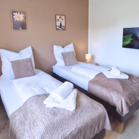 5 Personen Apartment 4 mit Boxspringbetten, TV, Wifi, Balkon am Park