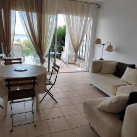 Rez de jardin , vue sur mer، فندق في لوميو