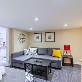 St Clair Hotel - Cozy Basement Suite with Parking