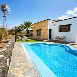 Villa El Valle - Piscina climatizada, Hotel in Tarajalejo