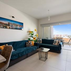 The Icon 103 - Luxury 2BR Sea View with Pool, Mythical Seas - Protaras, hotel in Paralimni