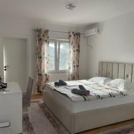 Stylish Room by Canyons & City, hotel in Çorovodë