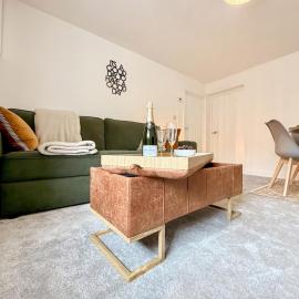 Laurel, Bright 2-Bed Home, Central Aberdare