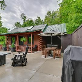 Peaceful Cabin w/ Hot Tub in Dundee: Dogs Welcome, Hotel in Dundee