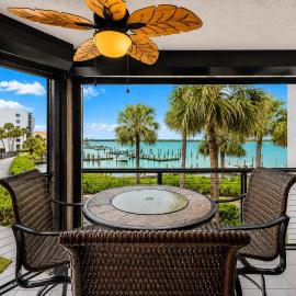 Waterfront Island Oasis! Heated Pool with Stunning View & 2 Full Bath, hotel in Marco Island