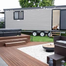 Havenly Stay A Tiny Home Central Location with Firepit & Spa, hotel in Worragee
