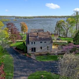 Grammy's Famous Lake House Retreat, hotel a East Hampton