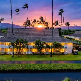 Beachfront ! 3 min Walk to Beach ! AC ! Garden Corner Unit ! 3 Pools, hotel em Kapaa