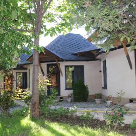 Happy Nomads - Modern Yurt Cottages & Breakfast