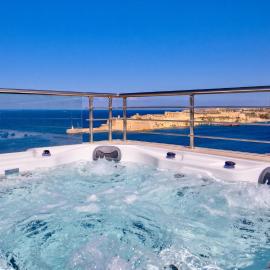 Valletta Luxury 4-Bedroom Duplex with Stunning Sea Views Private Terrace and Jacuzzi, hotel in Valletta