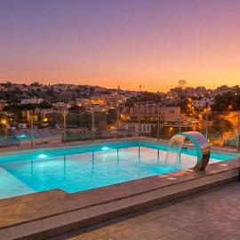 Villa Ida - Indoor Heated Pool, Sauna, Games Room and Gym, hotel in Mellieħa