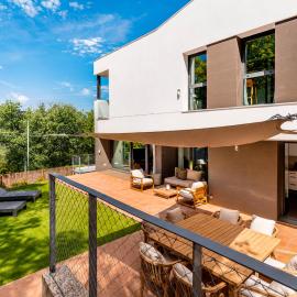 Forest Villa Barcelona - with BBQ and outdoor shower, hotel in Sant Cugat del Vallès