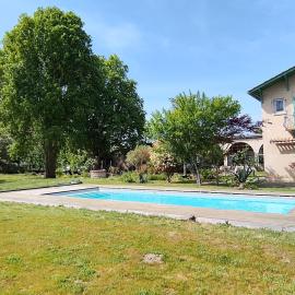 Grande maison familiale avec piscine chauffée, hotel em Yzosse
