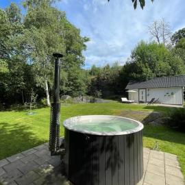 West Coast Retreat Hot Tub & Forest by the Sea