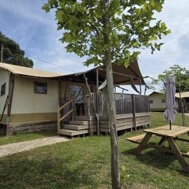 Home Sweet Lodge, Glamping Aquitaine، فندق في Saint Agne